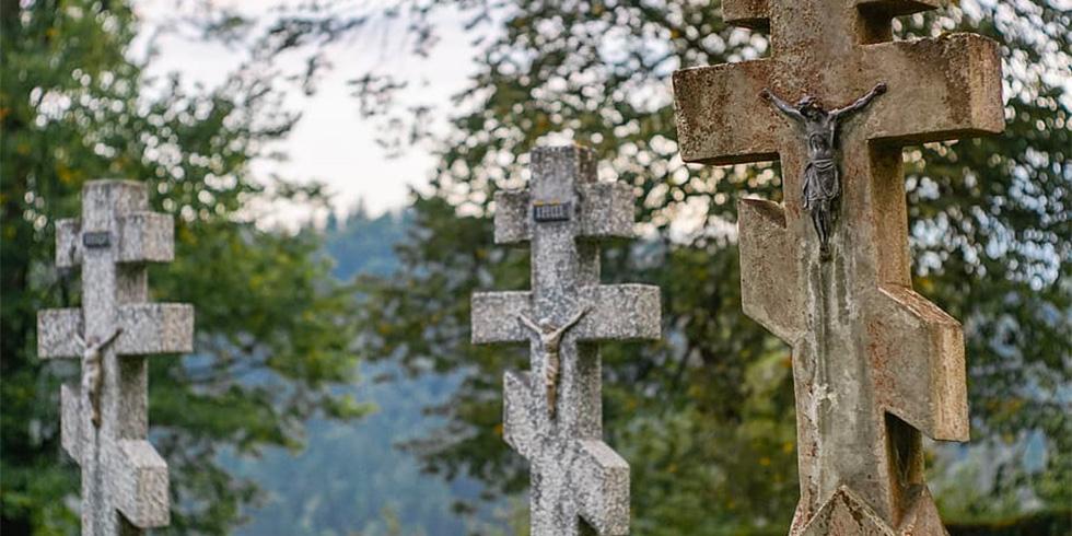 Куда ставят крест на могилах у православных?